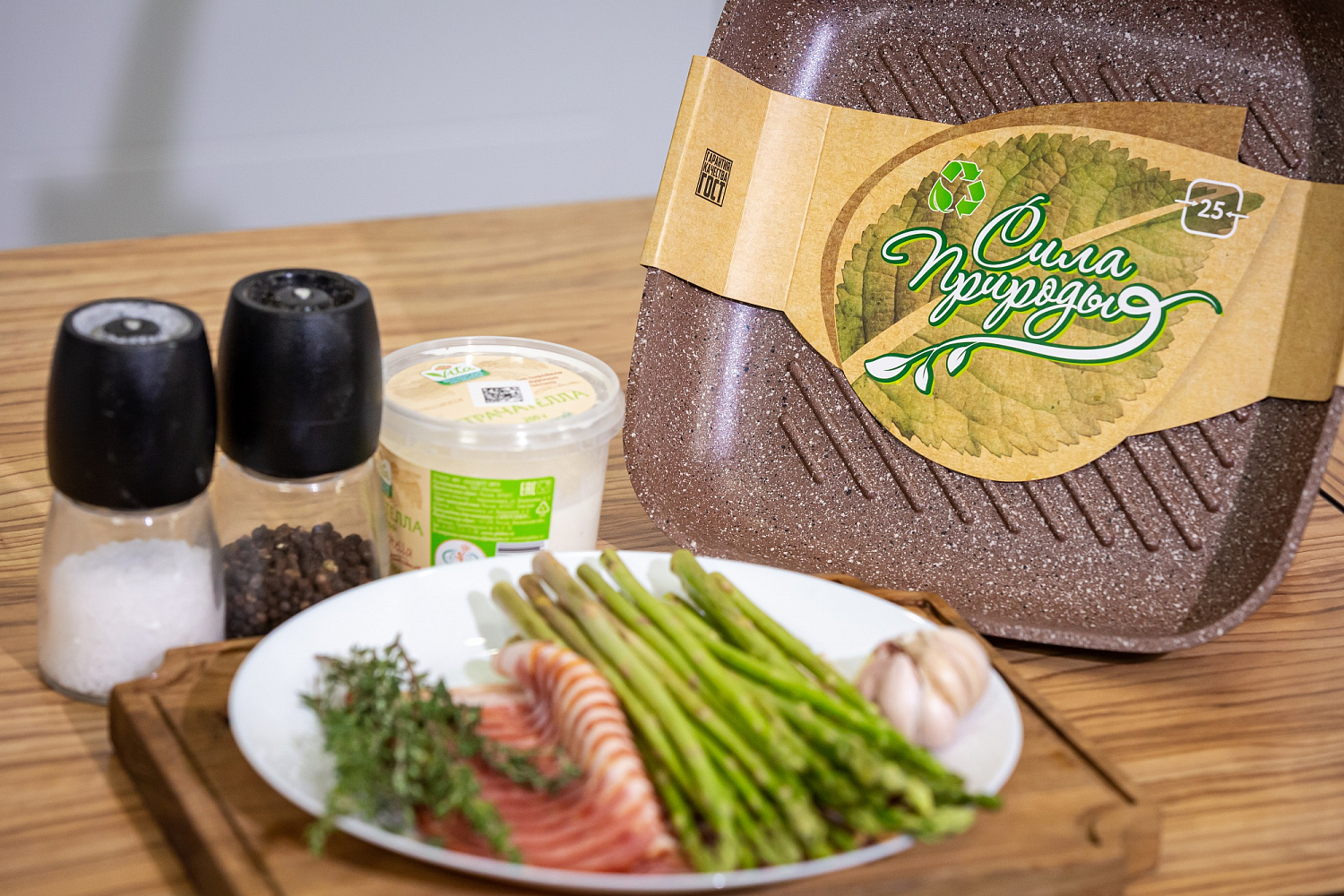 Спаржа в нежном беконе и сливочной страчателлой