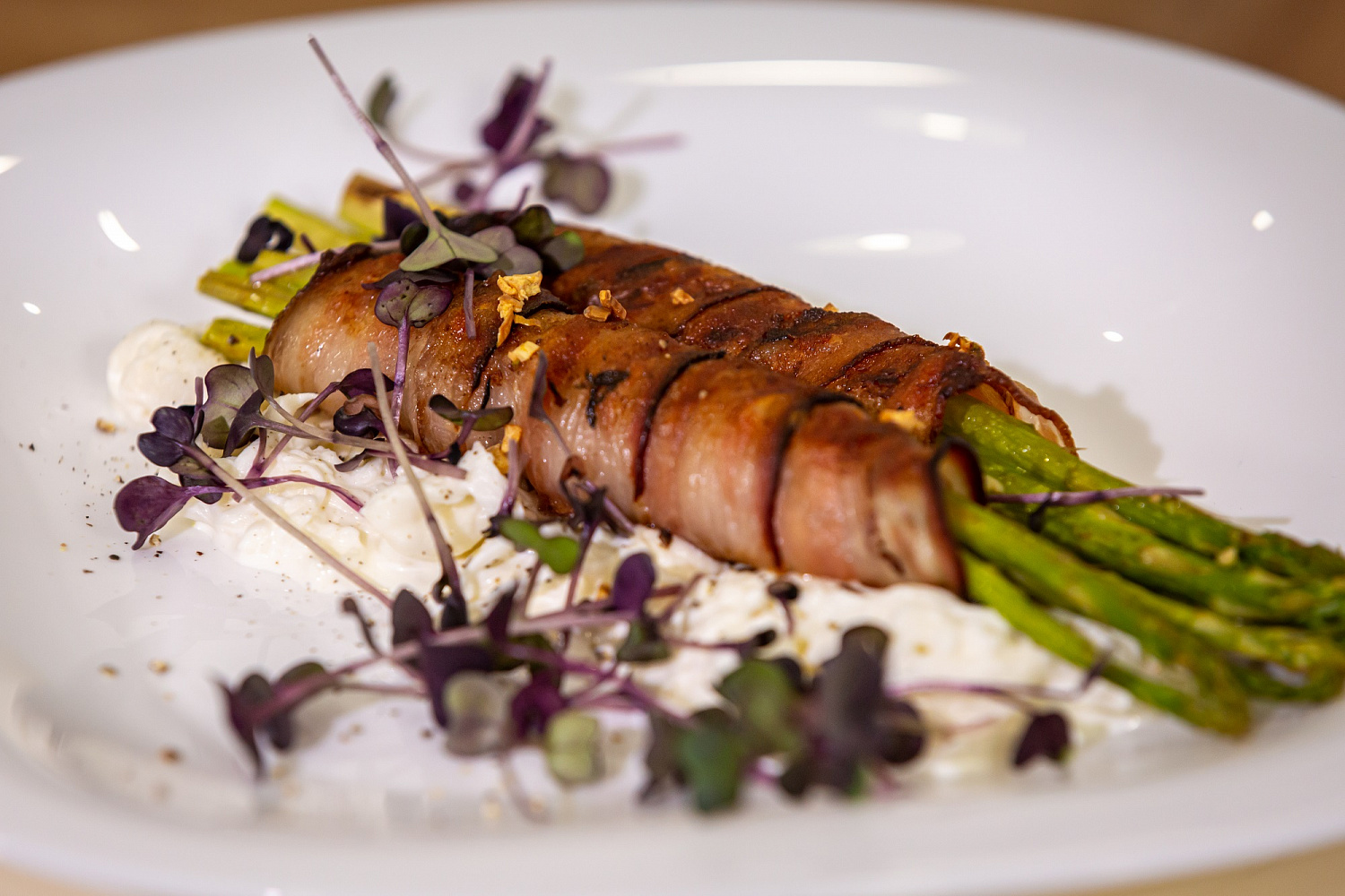 Спаржа в нежном беконе и сливочной страчателлой