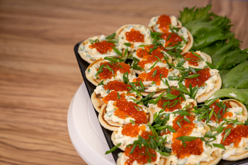 Мини-блинчики с красной икрой, яйцом и зелёным луком