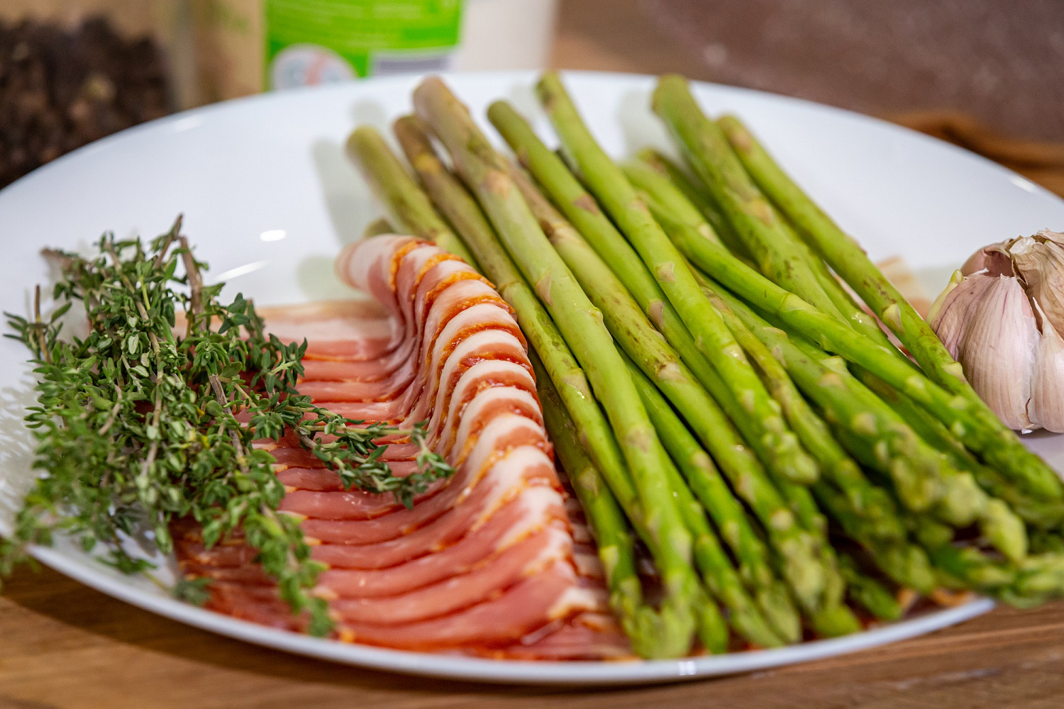 Спаржа в нежном беконе и сливочной страчателлой