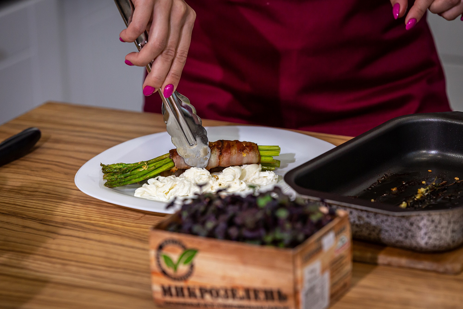 Спаржа в нежном беконе и сливочной страчателлой