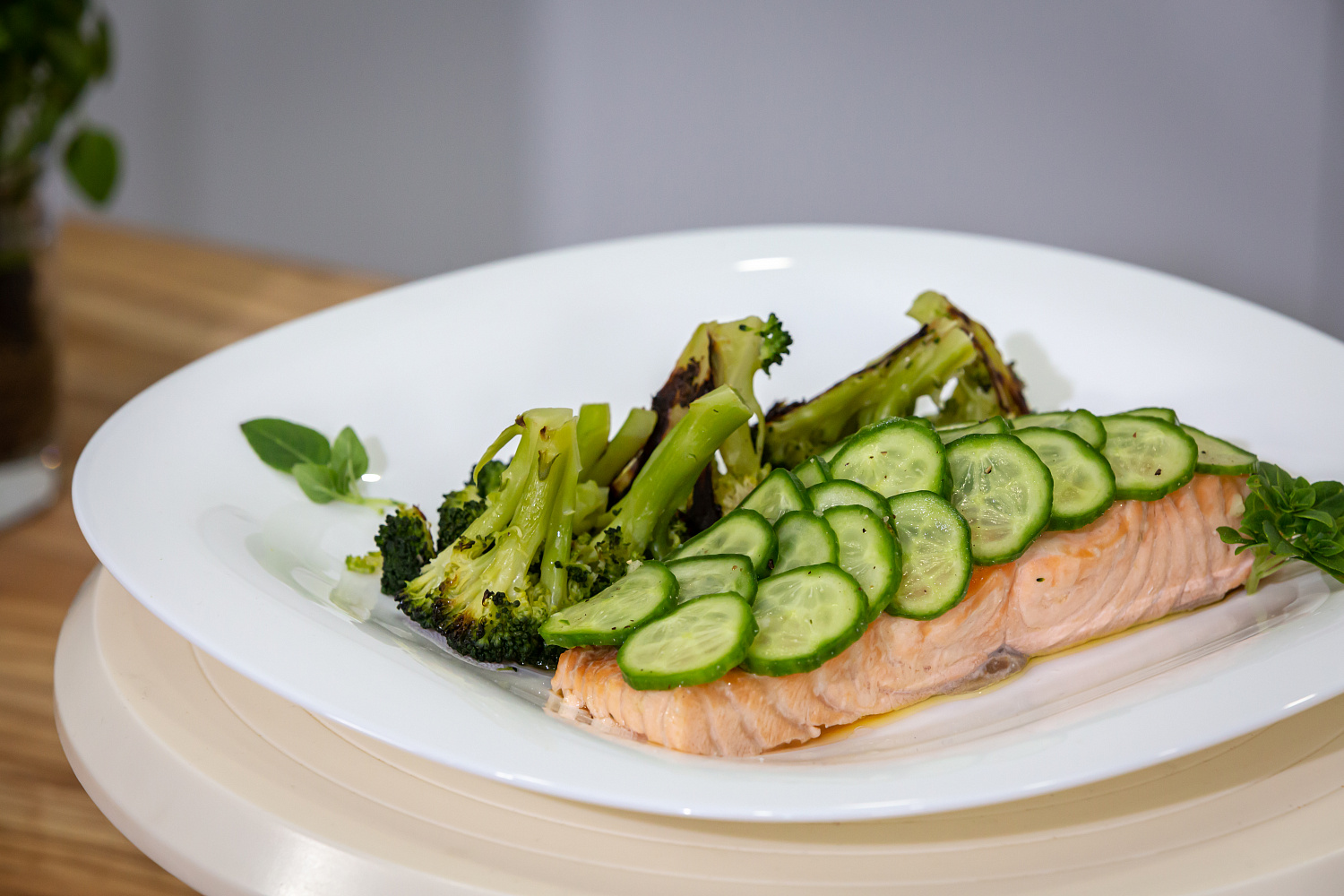Лосось с брокколи на водяной бане