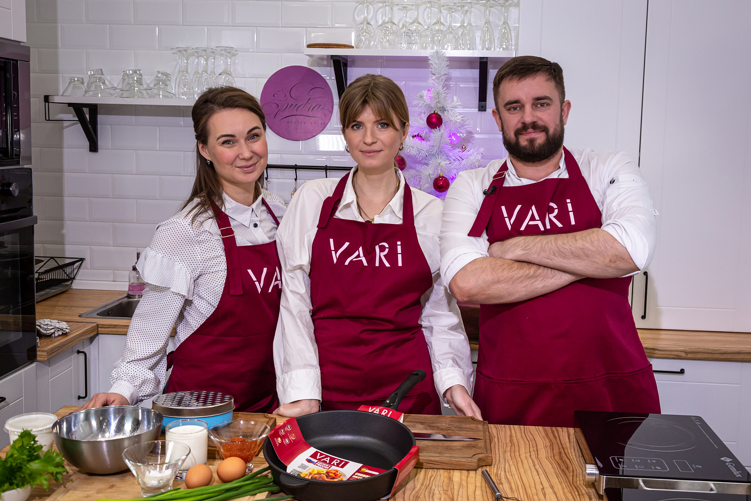 Мини-блинчики с красной икрой, яйцом и зелёным луком