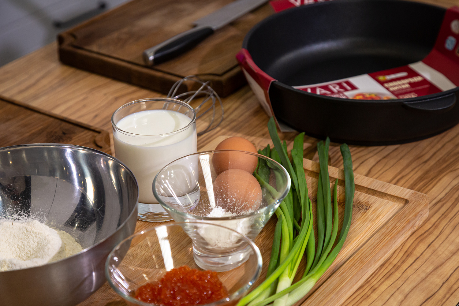 Мини-блинчики с красной икрой, яйцом и зелёным луком