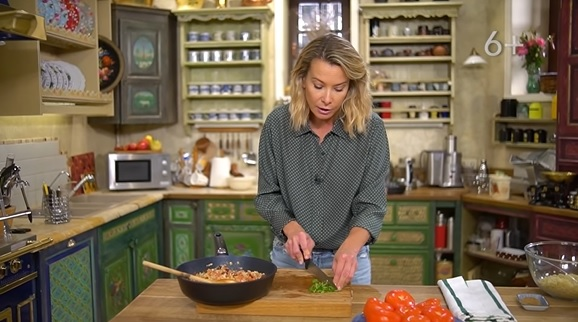 Юлия Высоцкая для своей кухни выбирает коллекцию TITANO